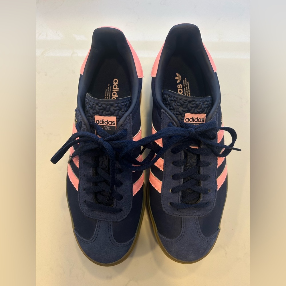 Adidas Women's Navy and Pink gazelles bold
BRAND NEW/ NEVER WORN
Bought for:120$